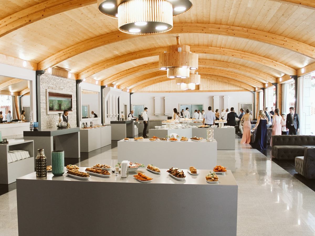 Sala interior com teto de madeira em abóbada
